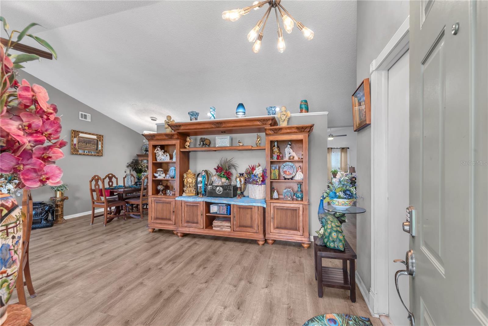 2114 W HANNA AVE — photo 3