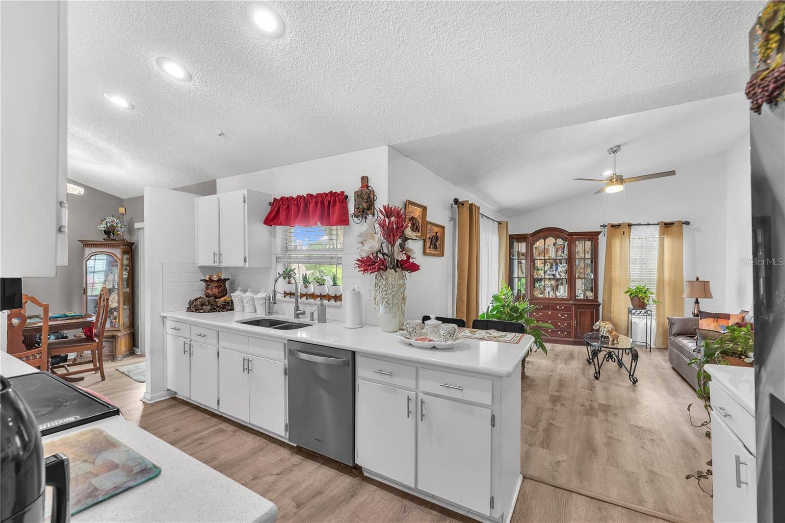 2114 W HANNA AVE — photo 8