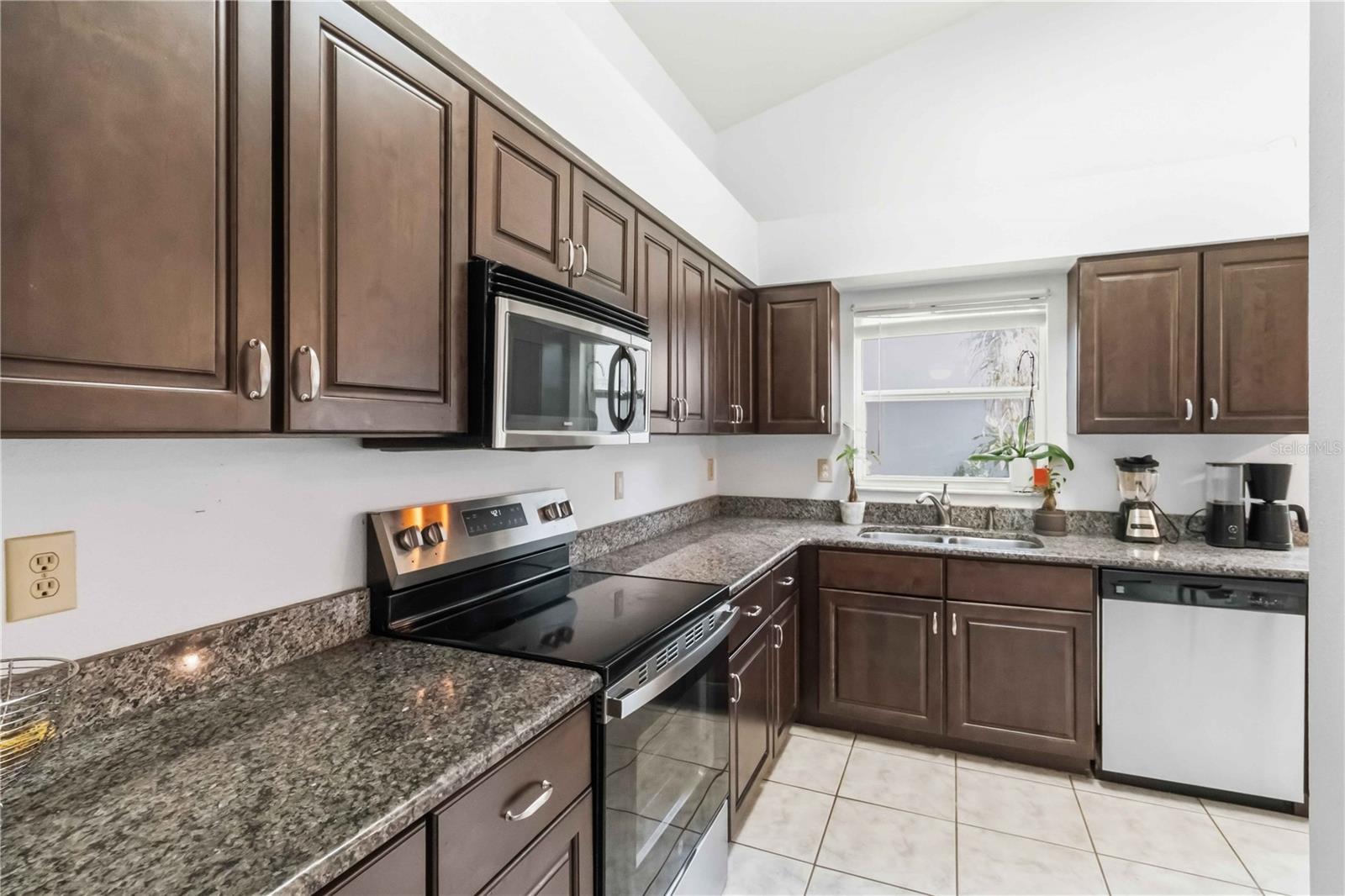 13437 BEECHBERRY DR — photo 8