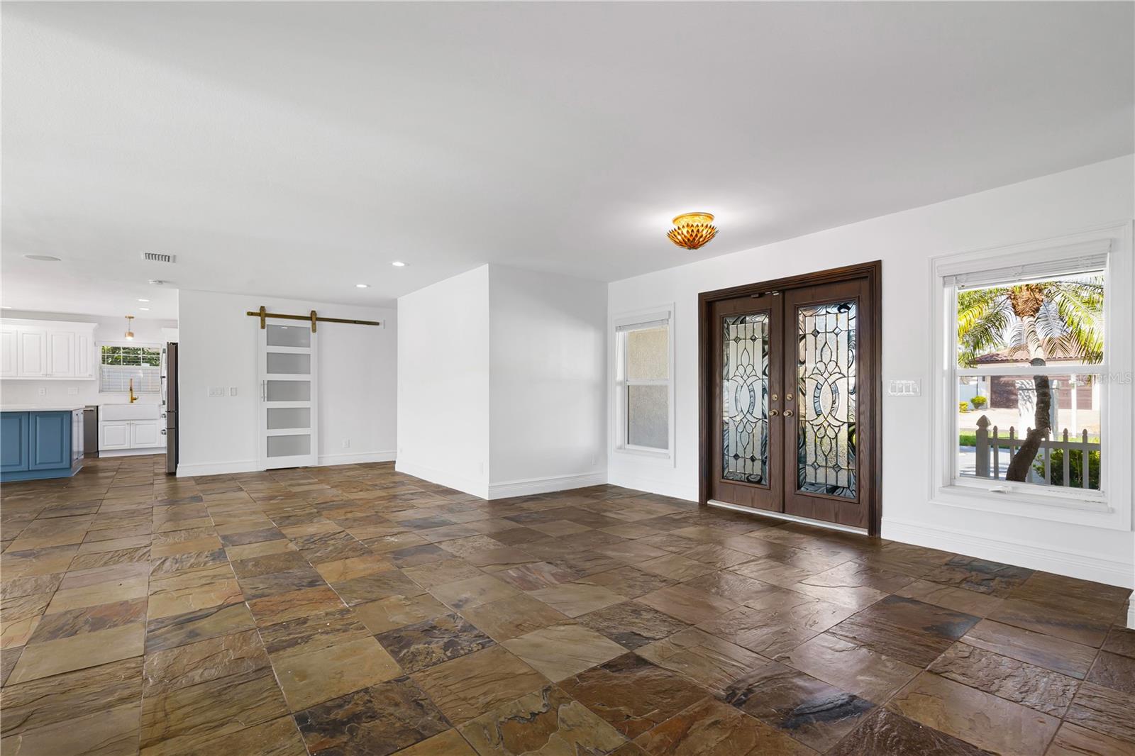 3924 VERSAILLES DR — photo 3