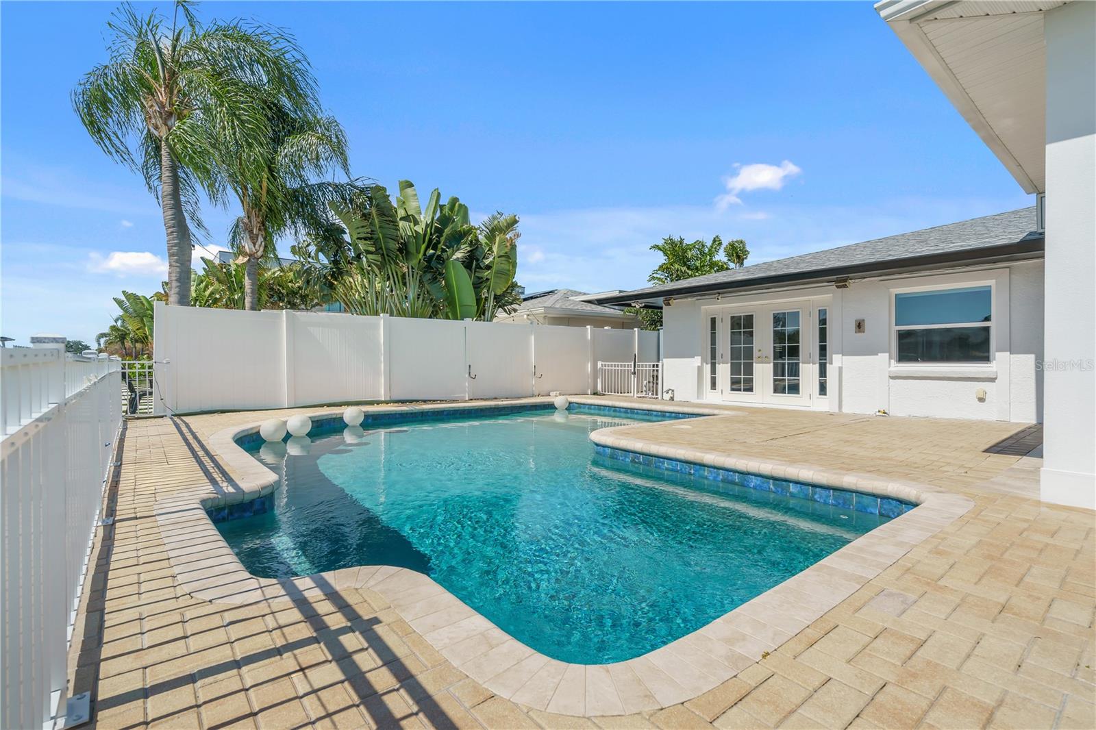 3924 VERSAILLES DR — photo 30