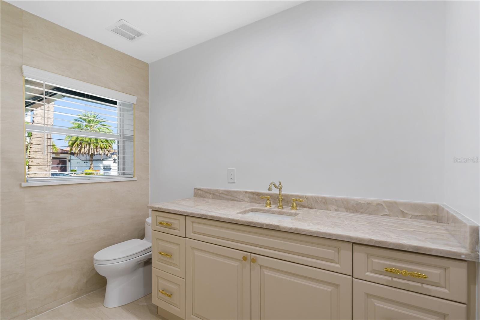 3924 VERSAILLES DR — photo 11
