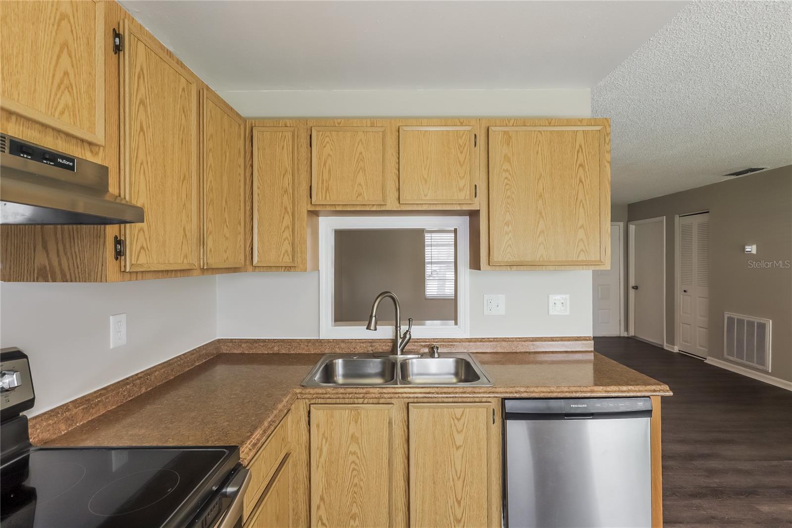 1002 PINEHAVEN CT — photo 7