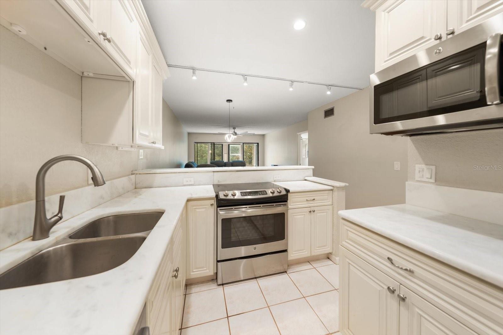 1750 BELLEAIR FOREST DR #B8 — photo 10