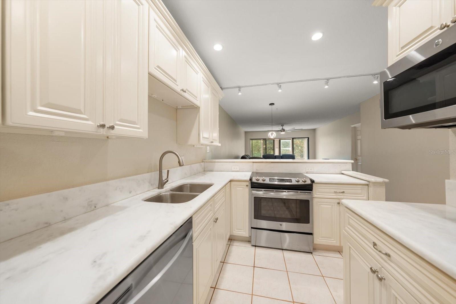 1750 BELLEAIR FOREST DR #B8 — photo 12