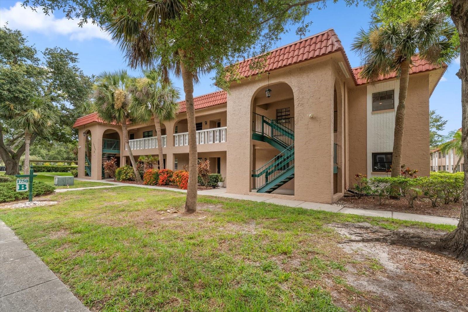 1750 BELLEAIR FOREST DR #B8 — photo 2