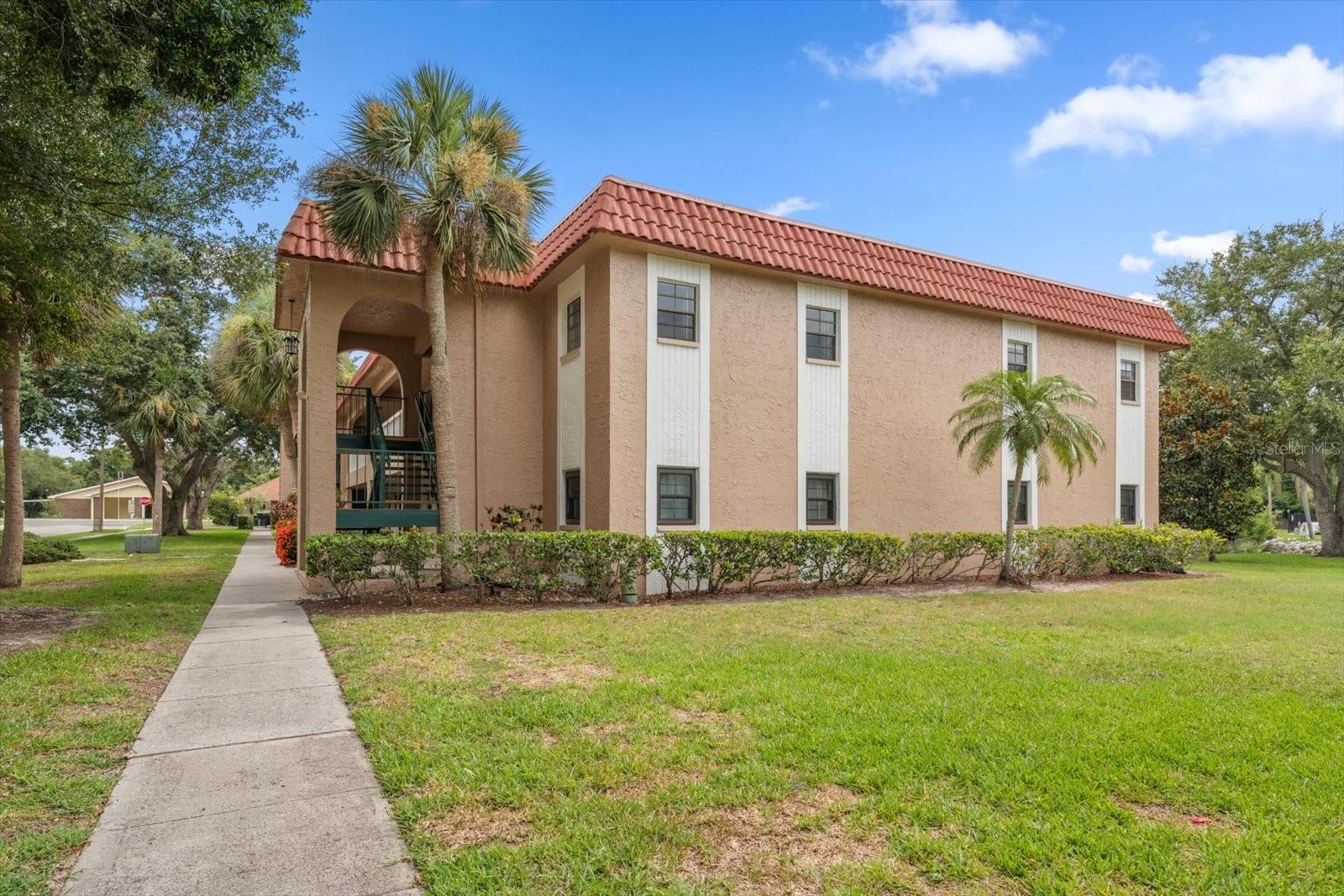1750 BELLEAIR FOREST DR #B8 — photo 3