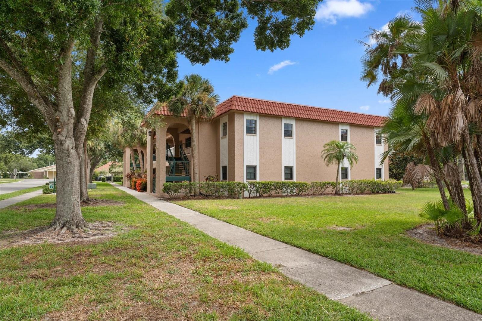 1750 BELLEAIR FOREST DR #B8 — photo 34