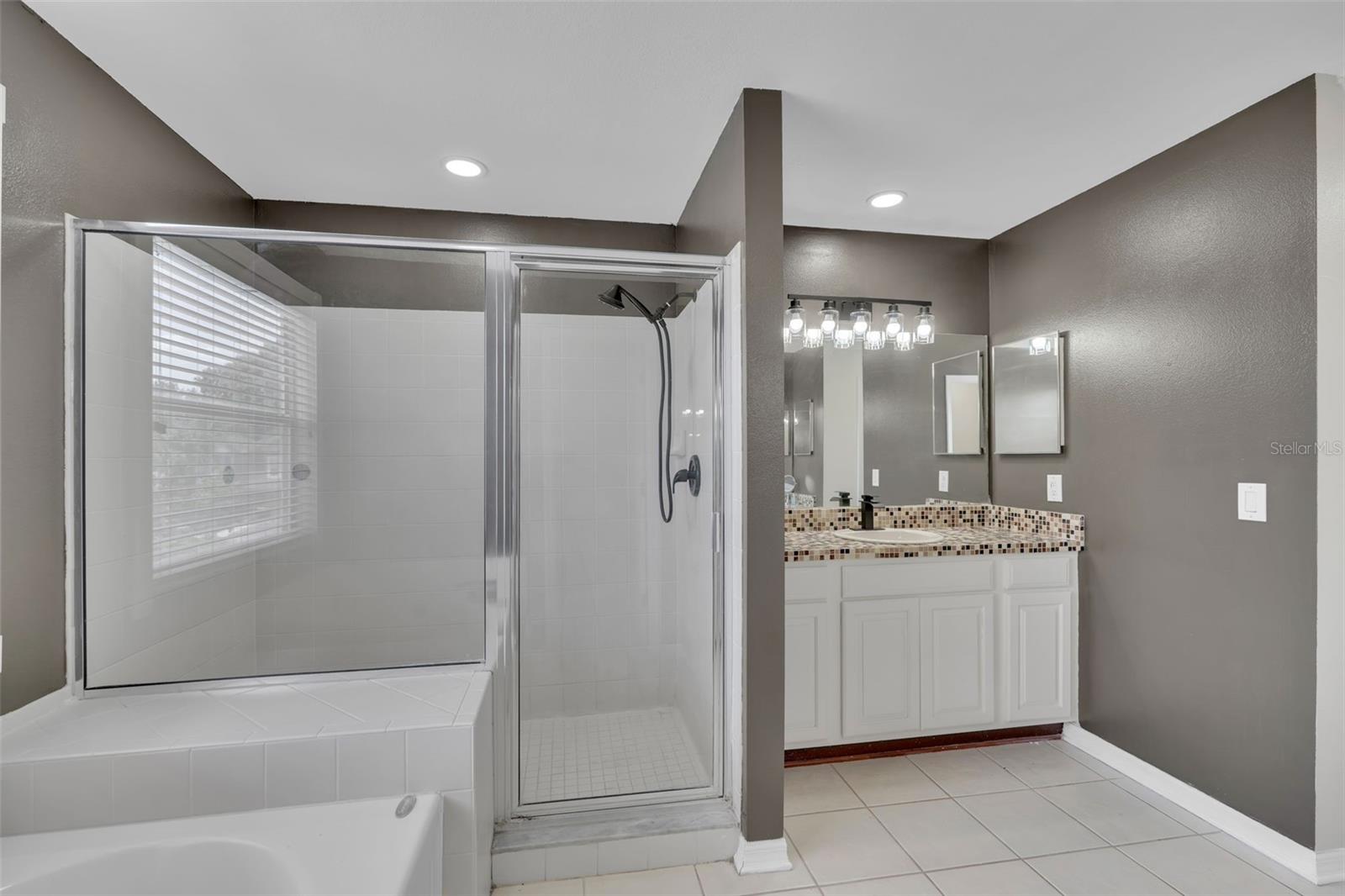 1250 LORETTO CIR — photo 33