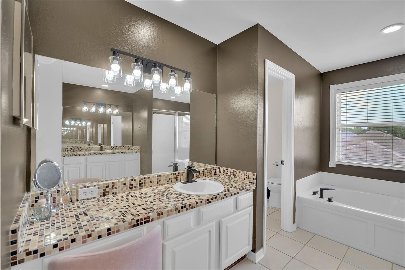1250 LORETTO CIR — photo 31