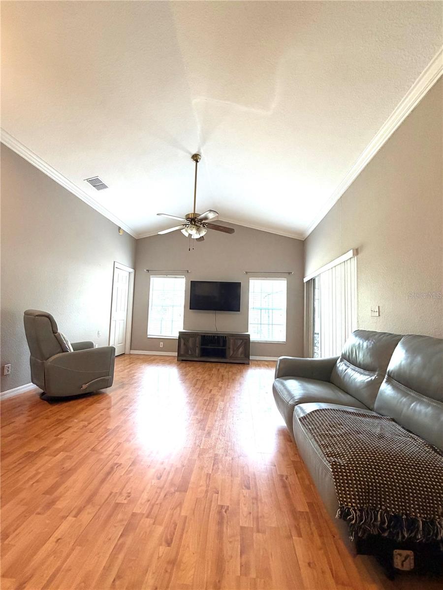 902 E TOMLIN ST — photo 2