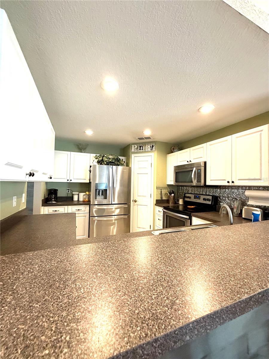 902 E TOMLIN ST — photo 3