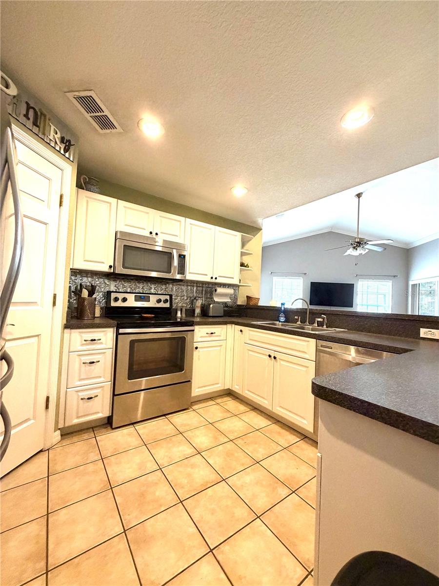 902 E TOMLIN ST — photo 4
