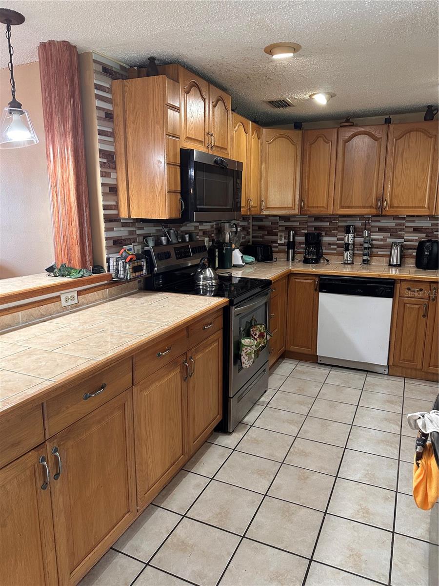 8848 OAK CIR — photo 13