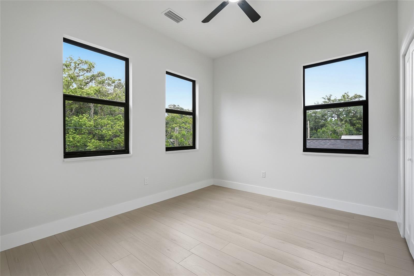 7106 N 10TH ST — photo 32