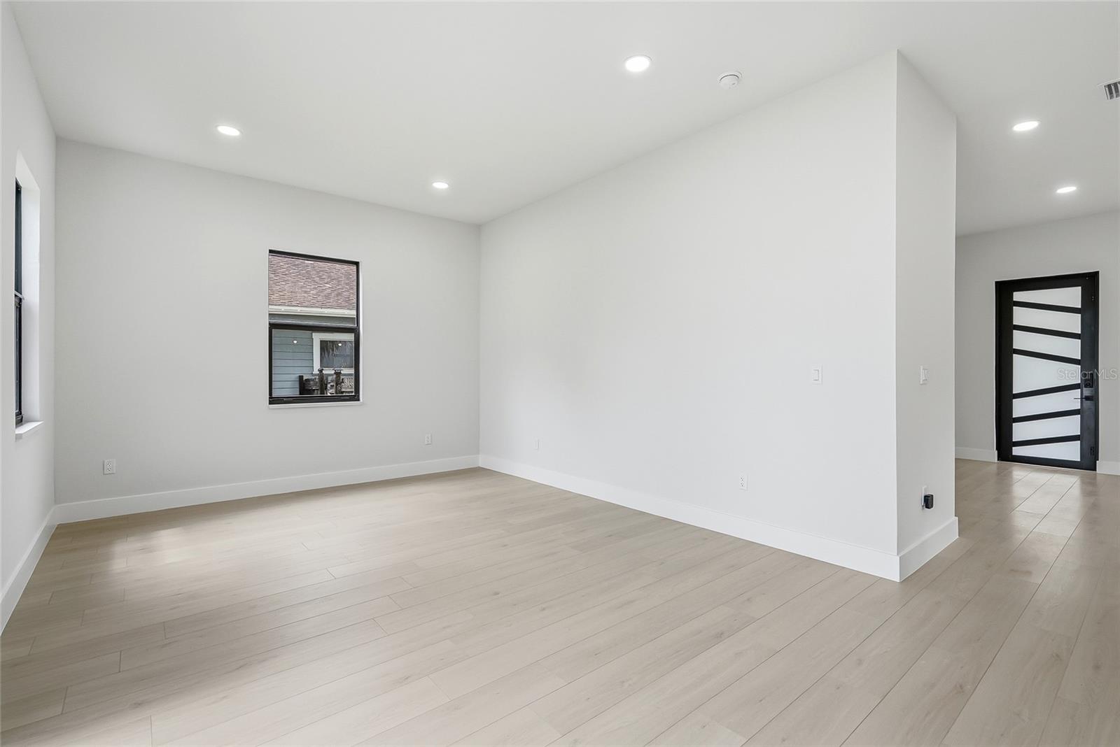 7106 N 10TH ST — photo 14