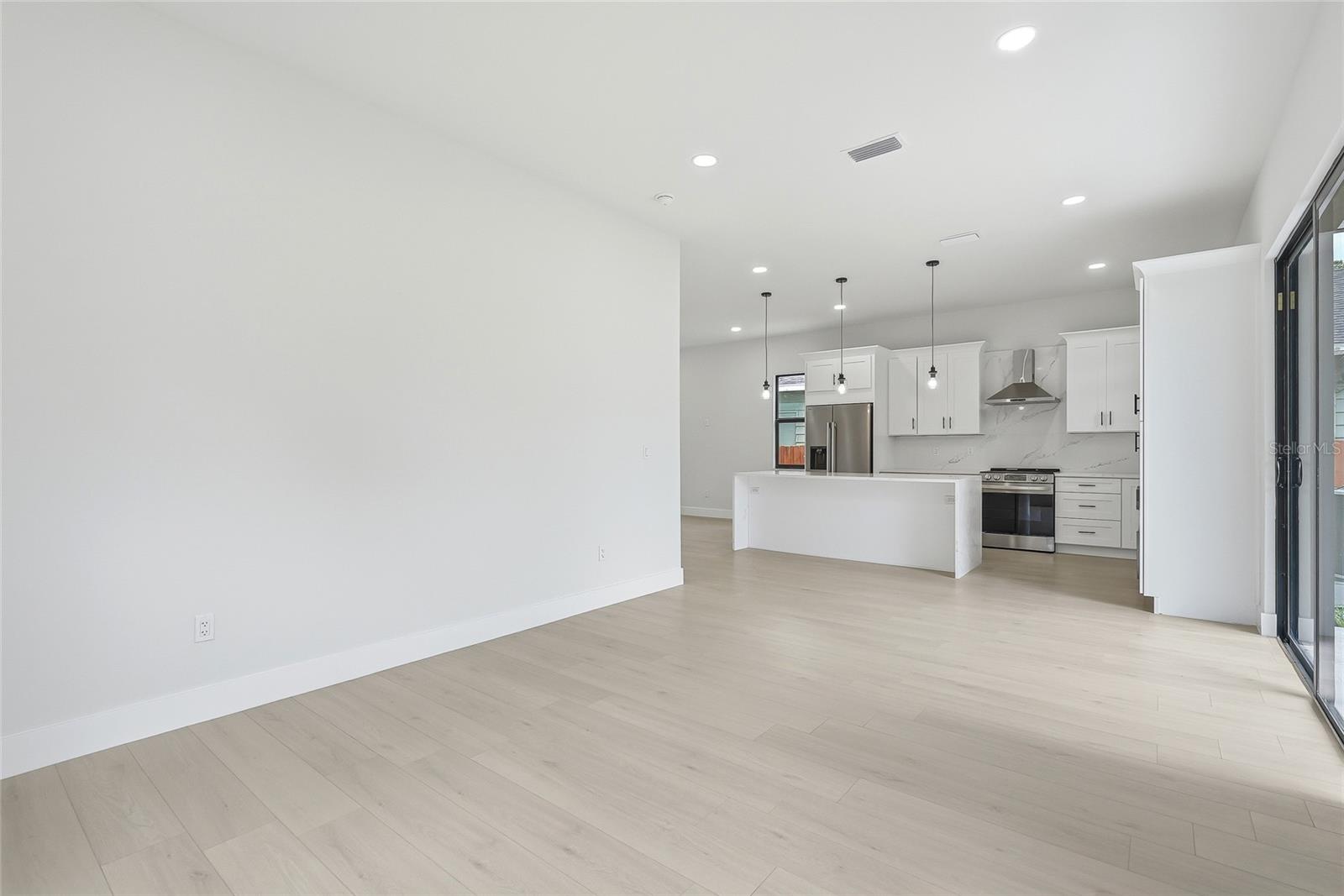 7106 N 10TH ST — photo 15