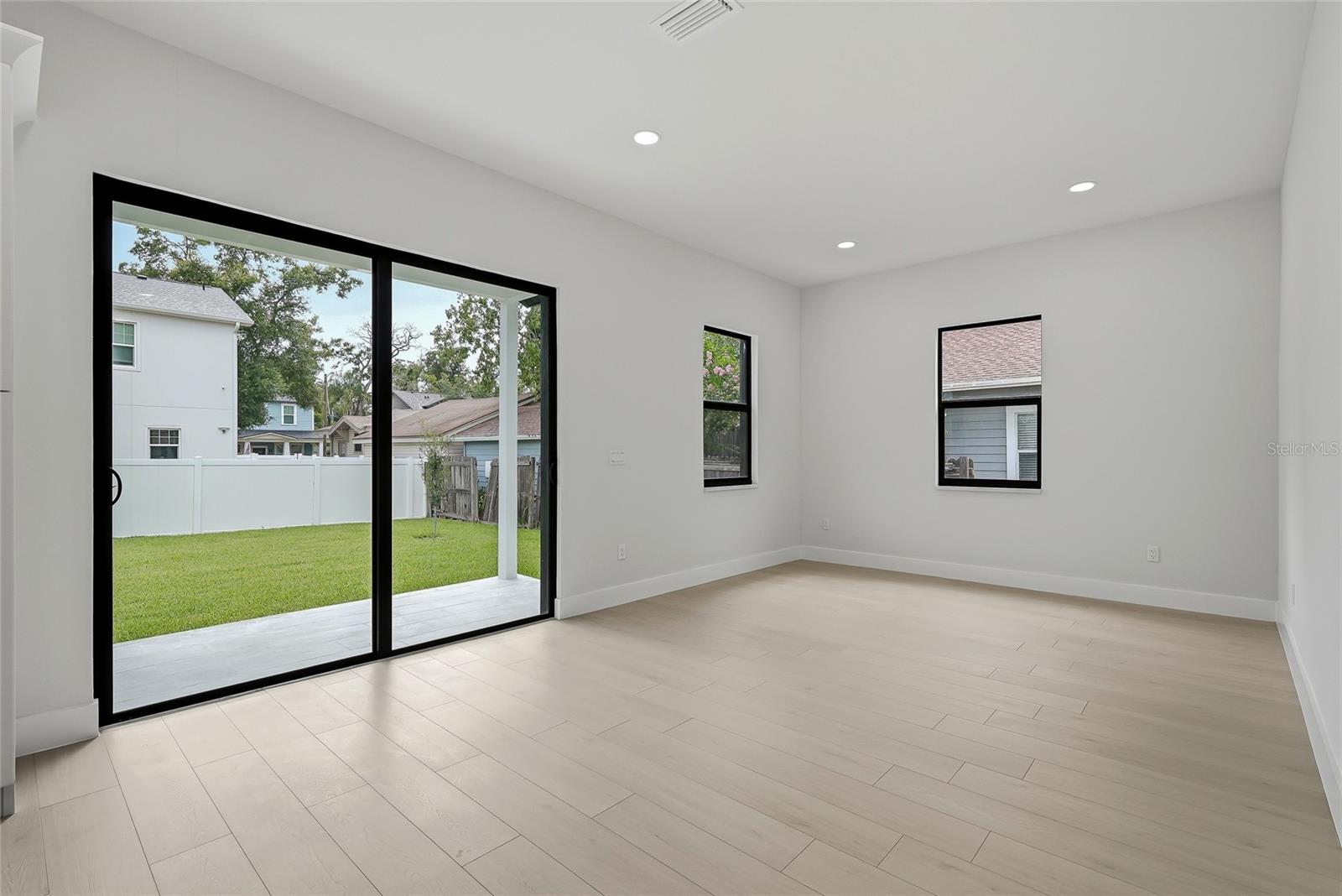 7106 N 10TH ST — photo 13