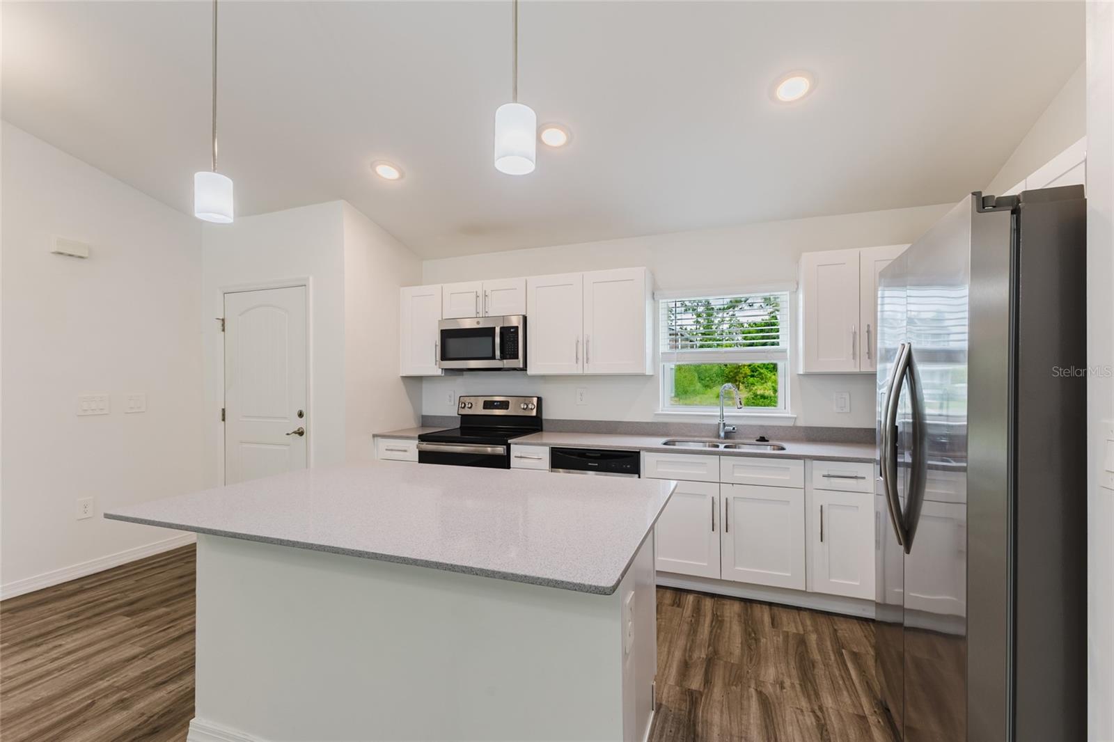 4127 CONUS AVE — photo 8