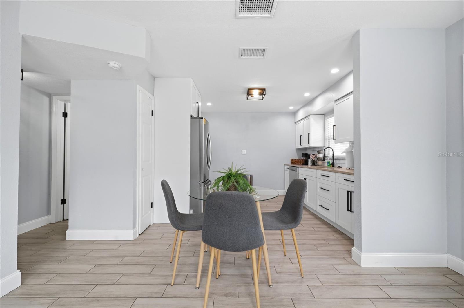 3147 W CORDELIA ST — photo 9