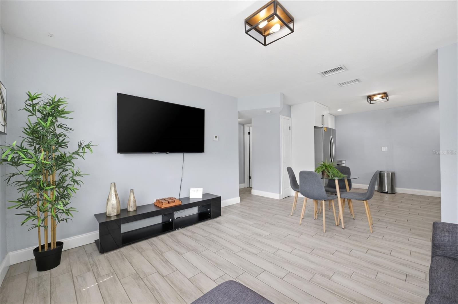 3147 W CORDELIA ST — photo 8