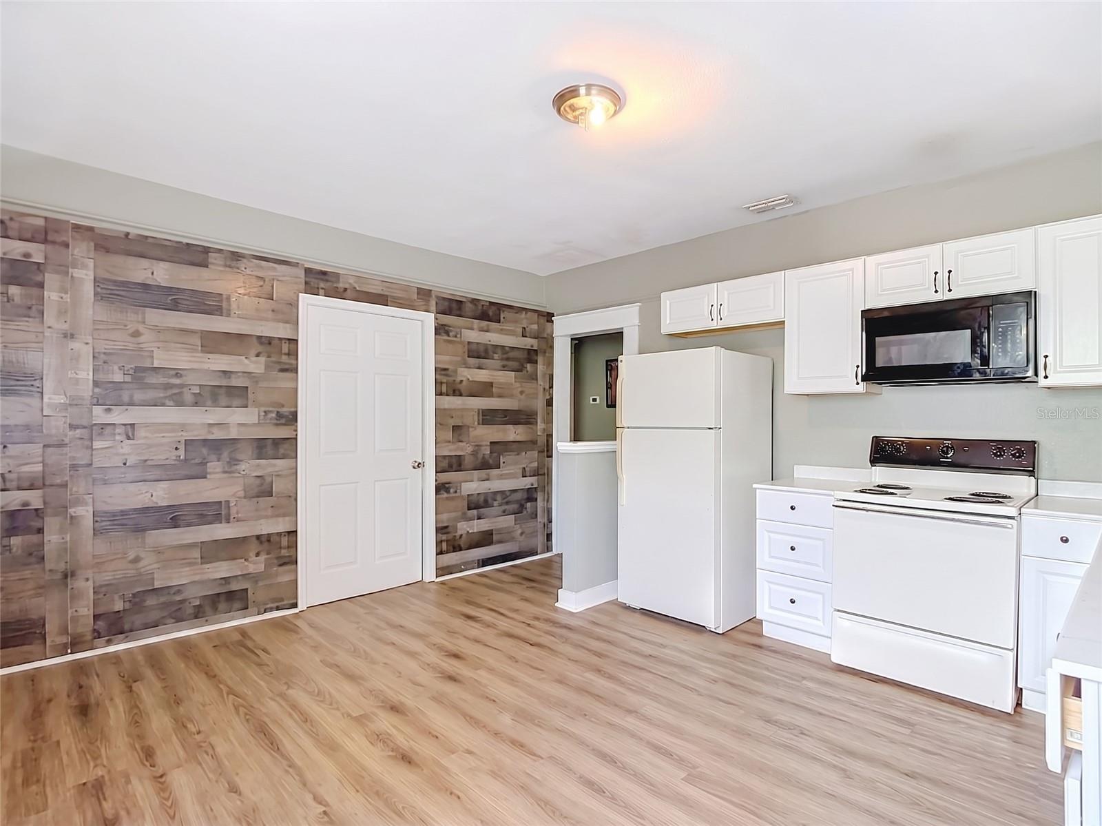 2020 DAVIS ST — photo 5