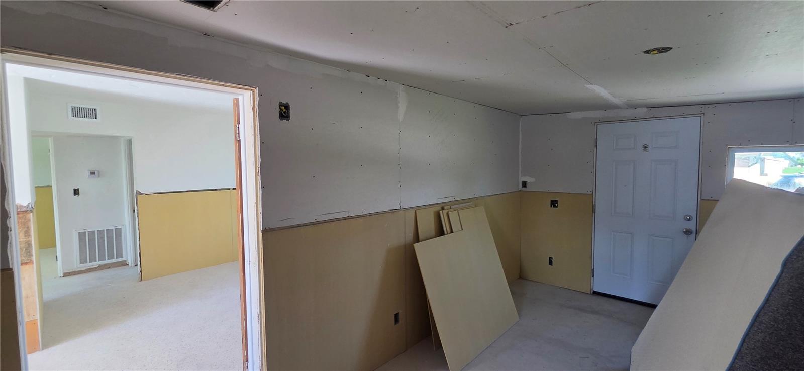 13320 CAROL DR — photo 11