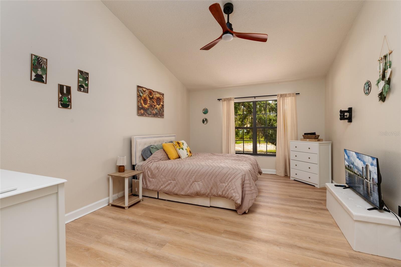 17557 FAIRMEADOW DR — photo 36