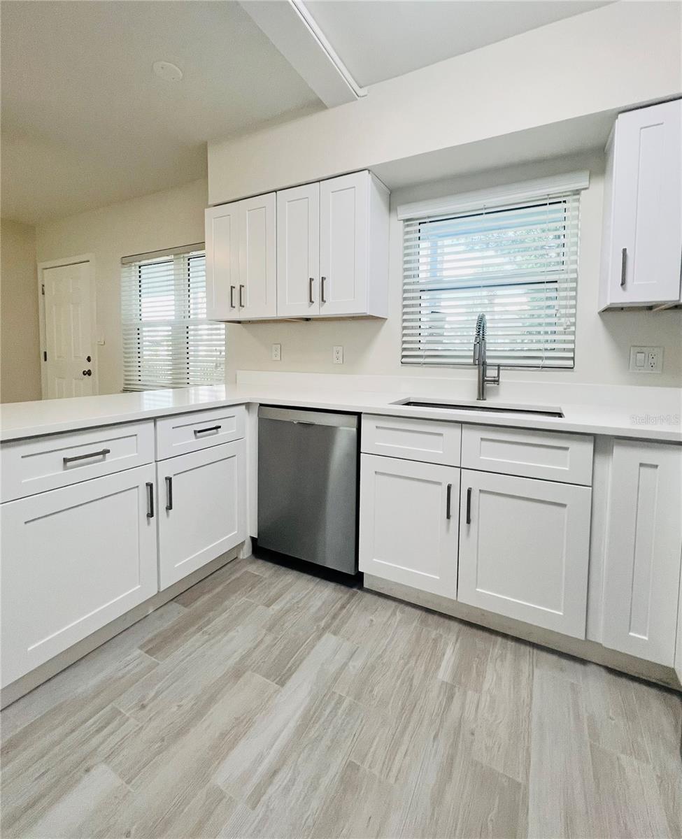 300 VENETIAN DR #2 — photo 8