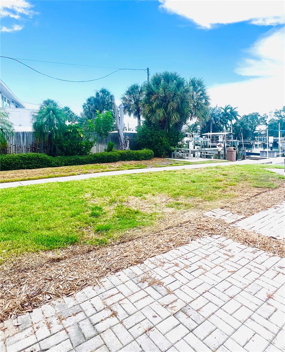 300 VENETIAN DR #2 — photo 18