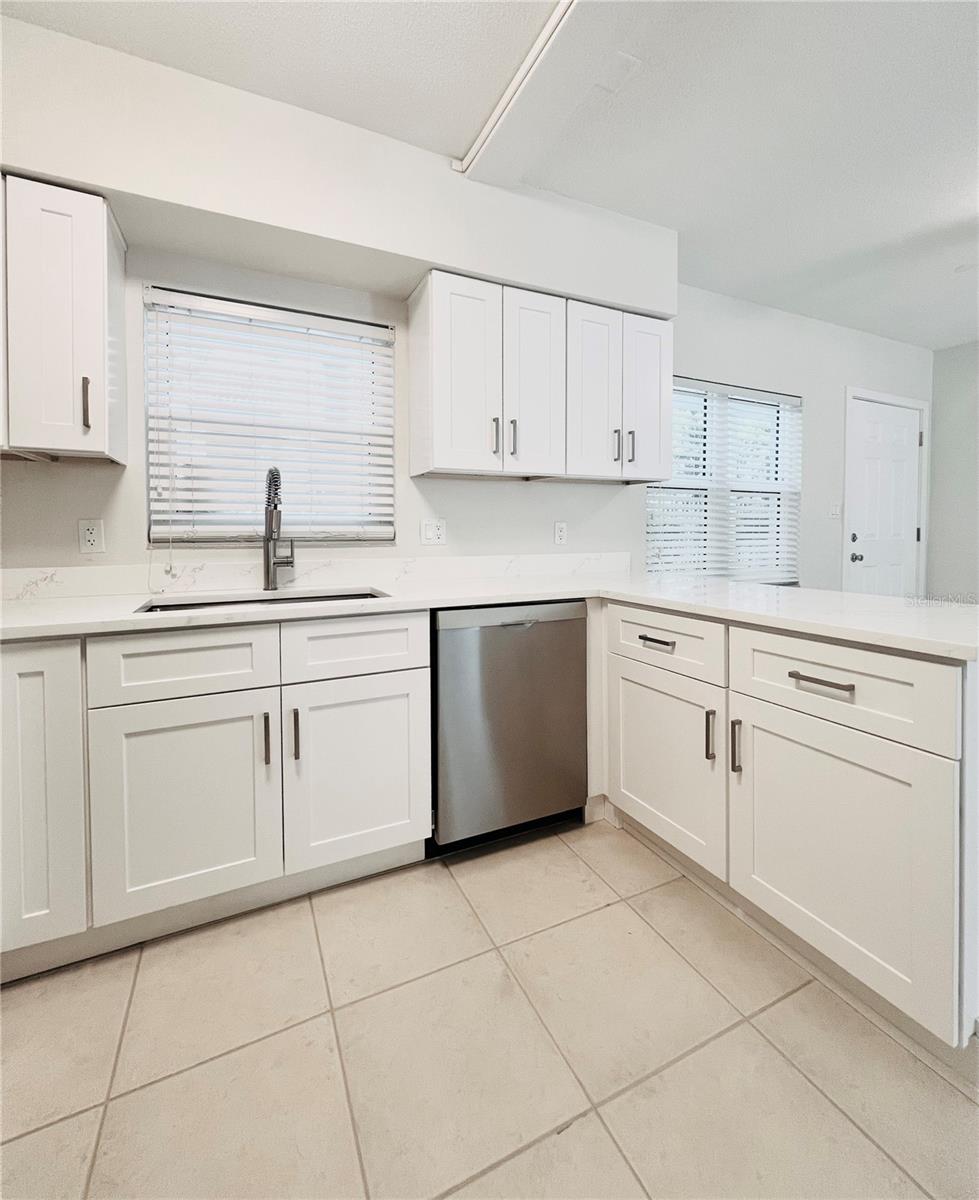 300 VENETIAN DR #3 — photo 9