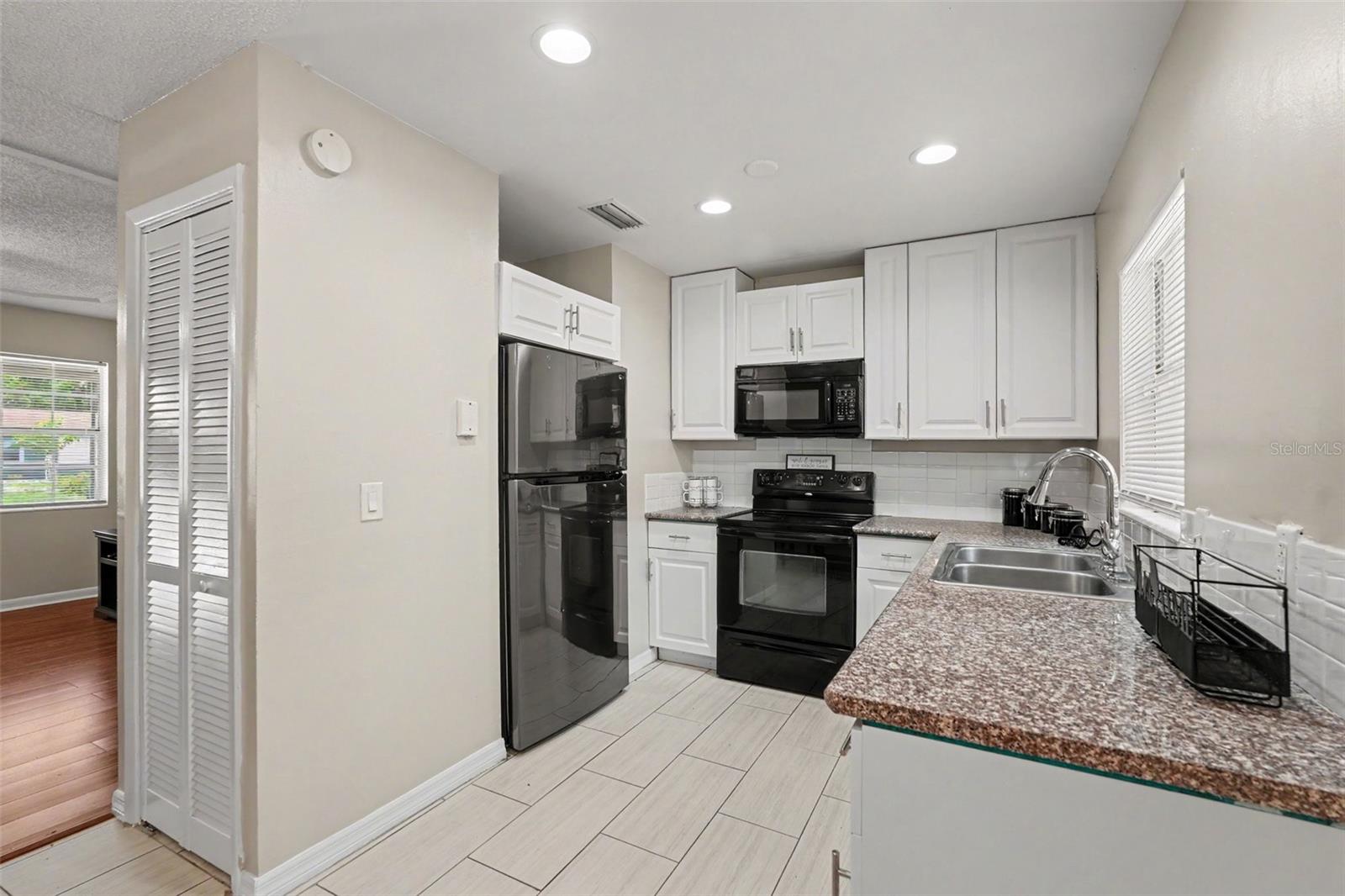 4419 DOLPHIN DR — photo 3
