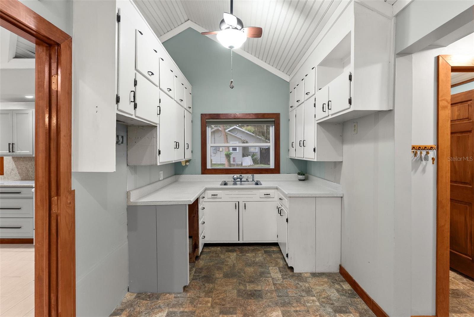 10519 BRIDGEWOOD DR — photo 8