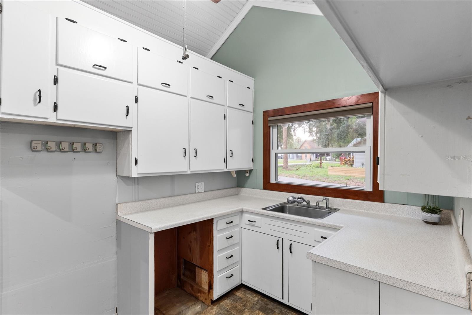 10519 BRIDGEWOOD DR — photo 7