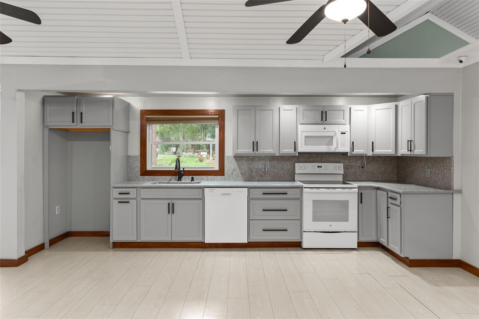 10519 BRIDGEWOOD DR — photo 14