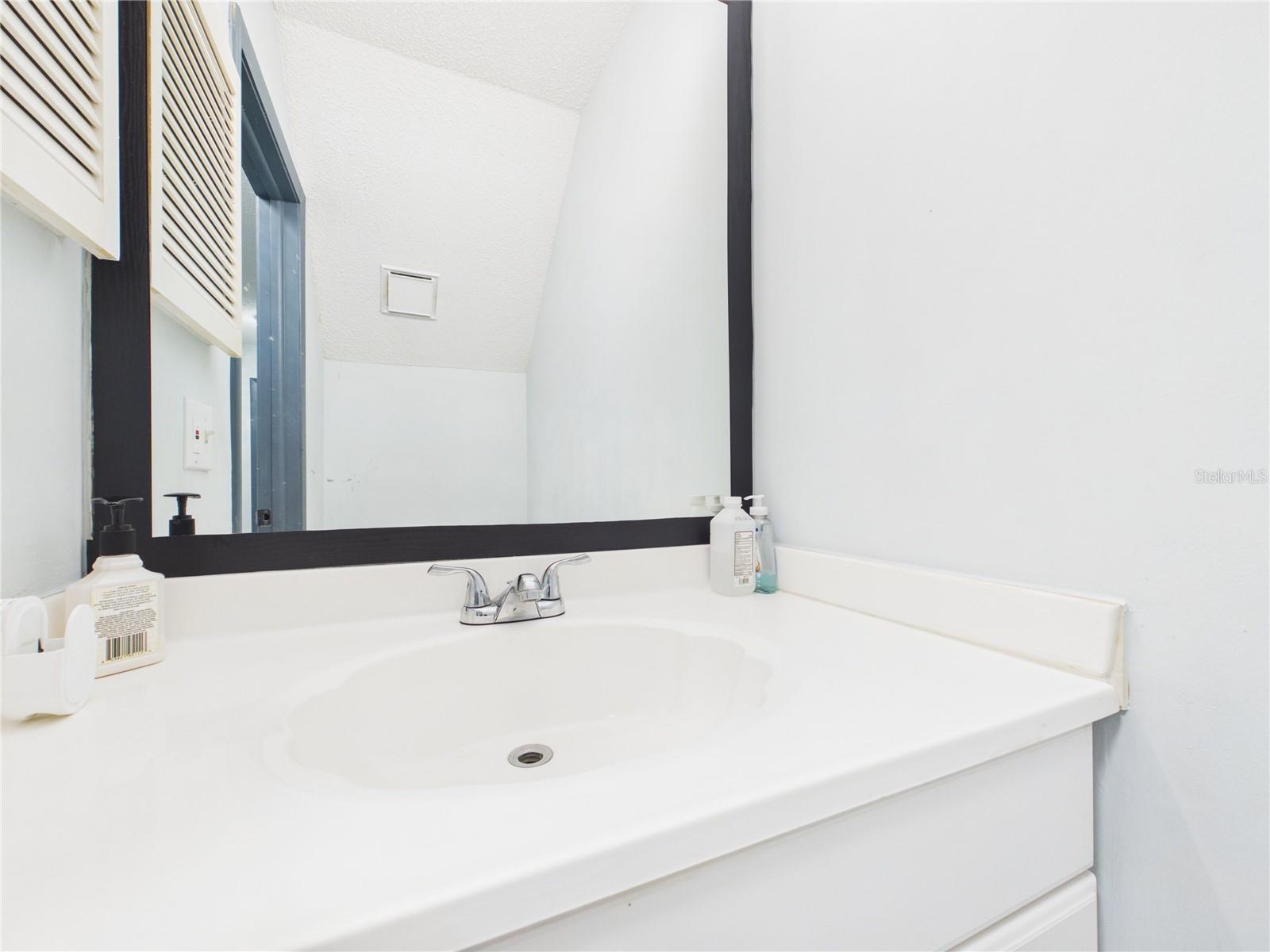 11239 CEDAR HOLLOW LN — photo 12
