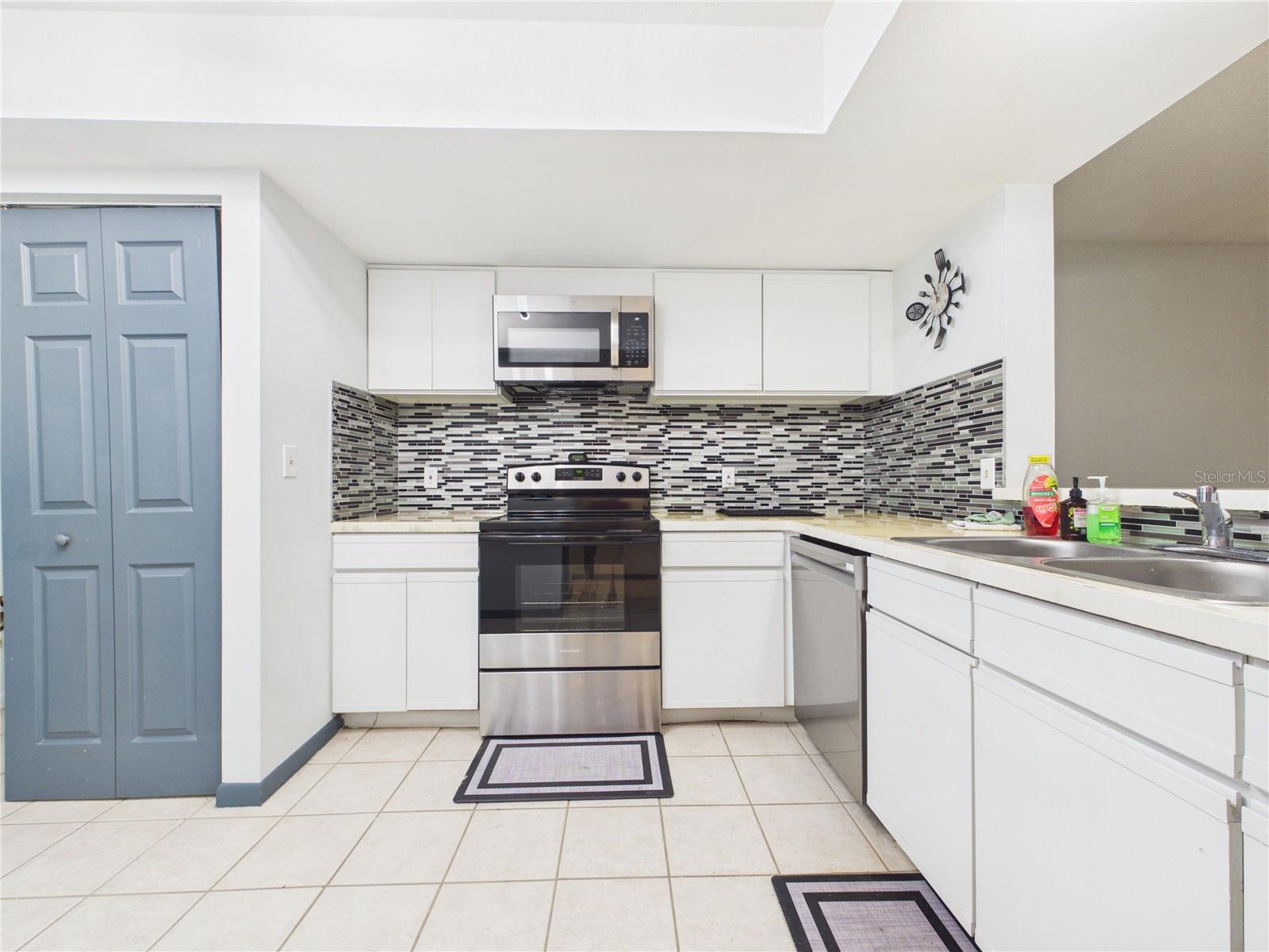 11239 CEDAR HOLLOW LN — photo 14