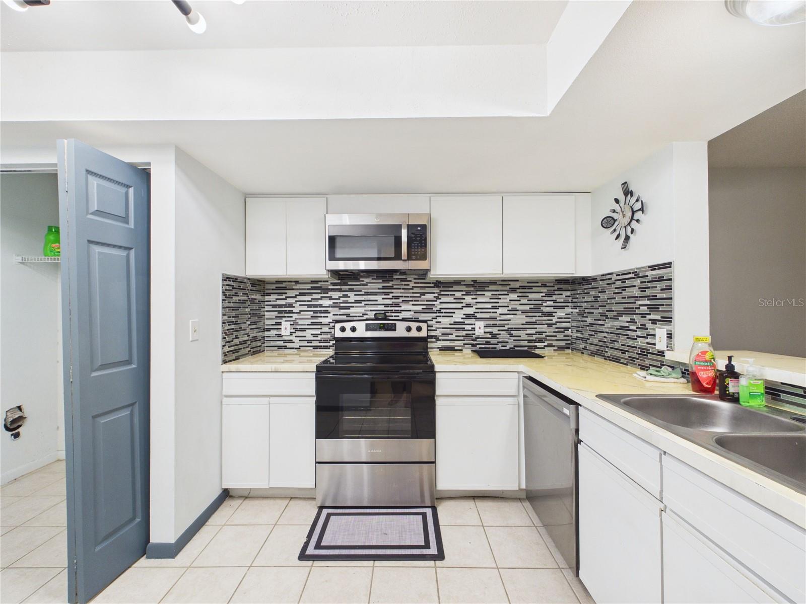 11239 CEDAR HOLLOW LN — photo 6