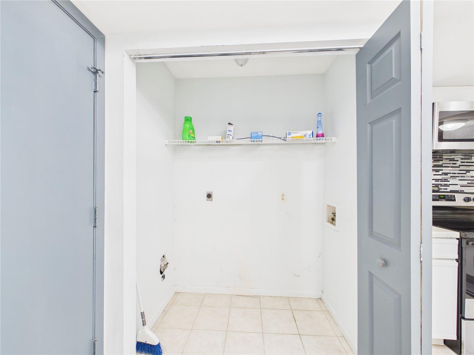 11239 CEDAR HOLLOW LN — photo 8