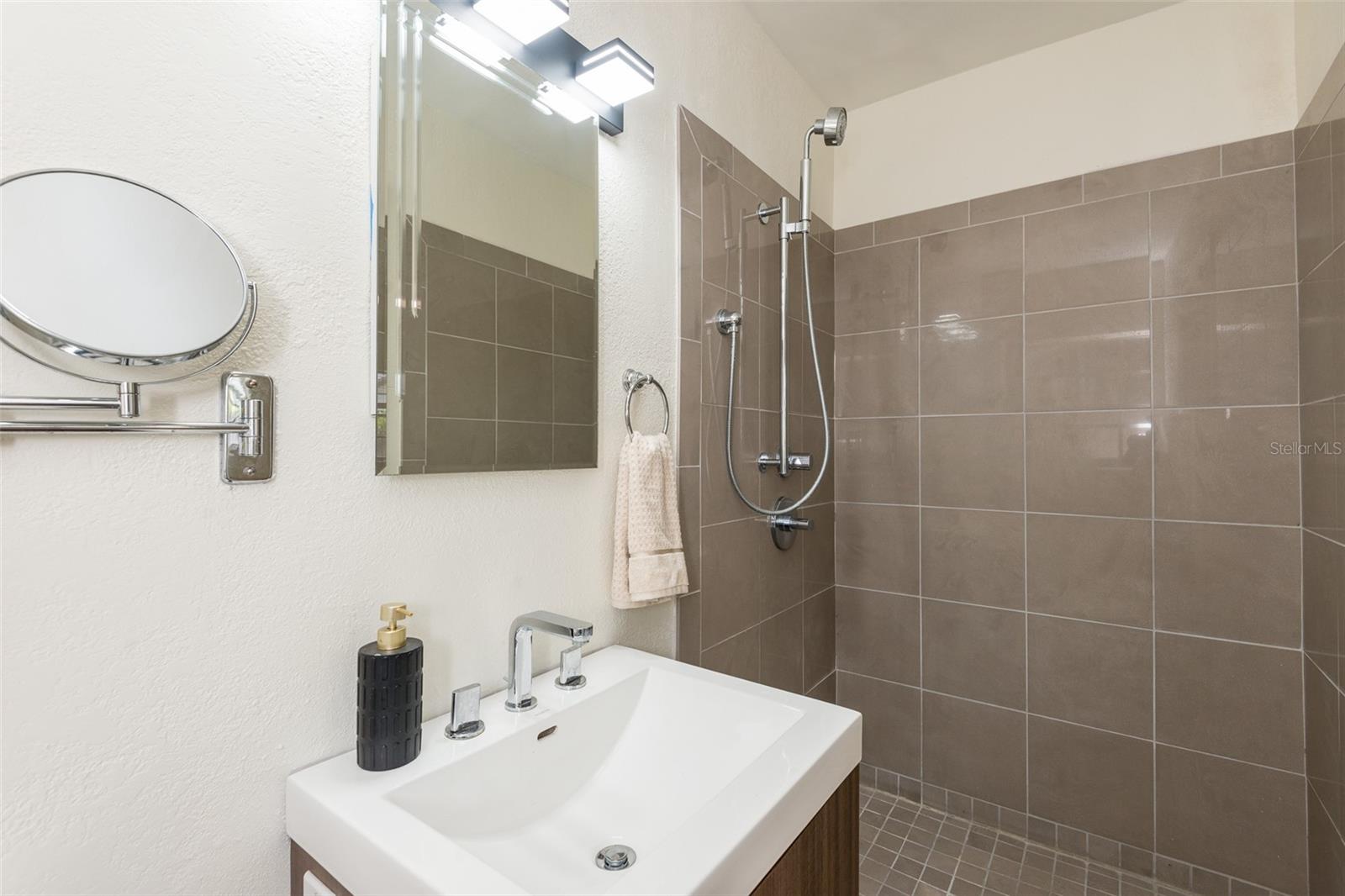 2421 LINSEY ST — photo 17