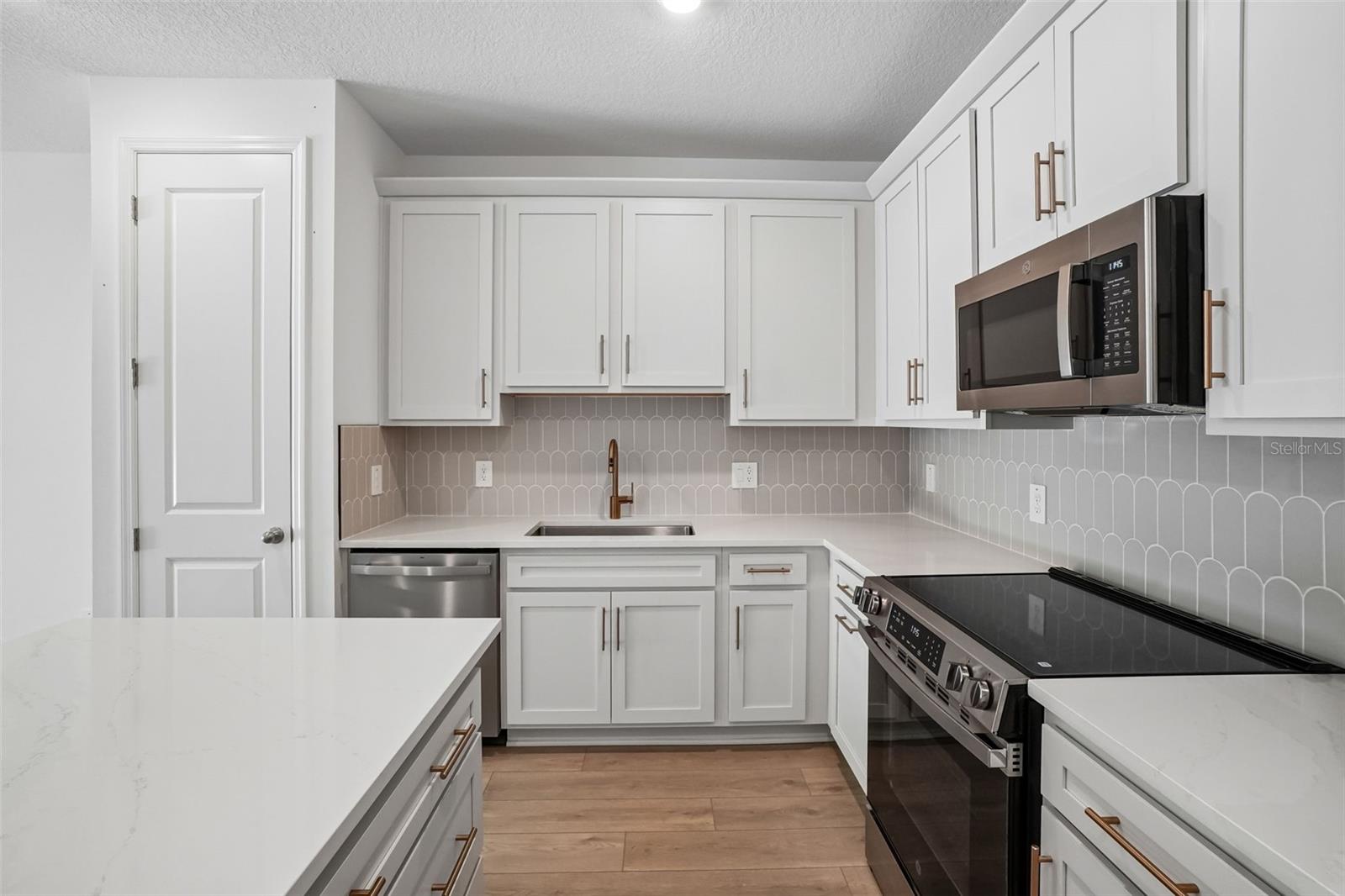 7556 DEER VALLEY CIRCLE — photo 12