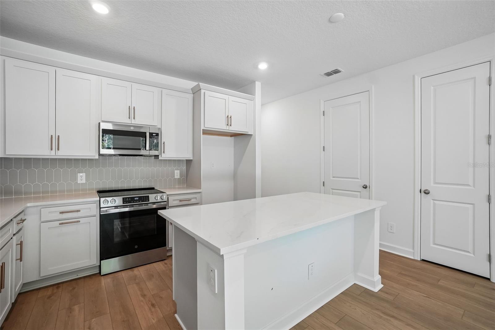 7556 DEER VALLEY CIRCLE — photo 11