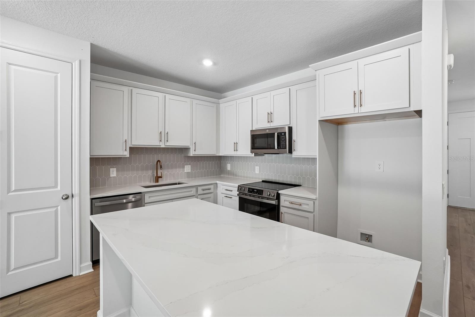 7556 DEER VALLEY CIRCLE — photo 13