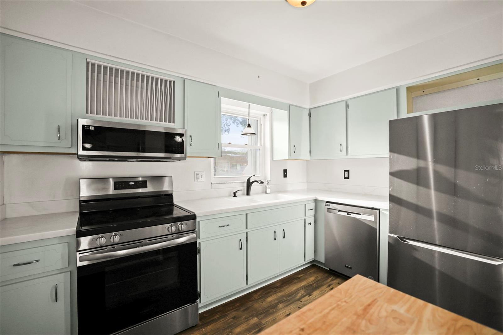 180 SKY LOCH DR W — photo 3