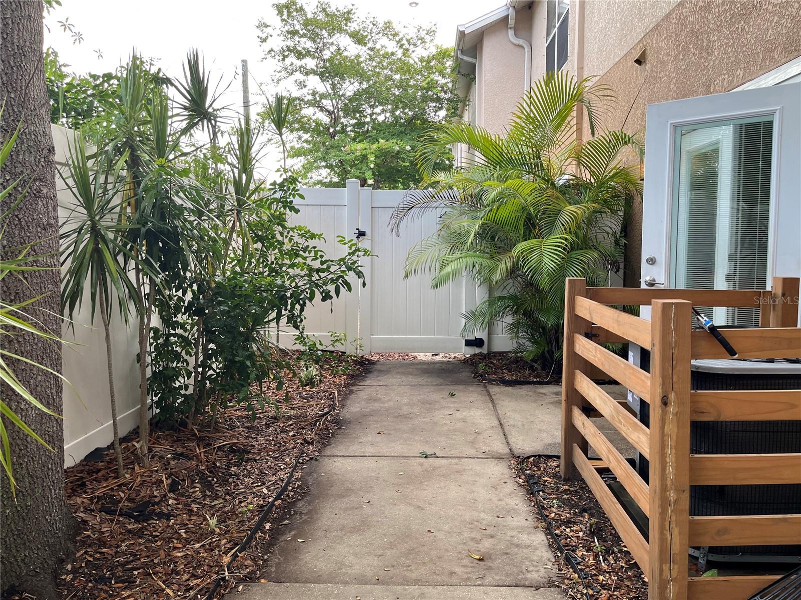 4326 TYLER CIR N — photo 38