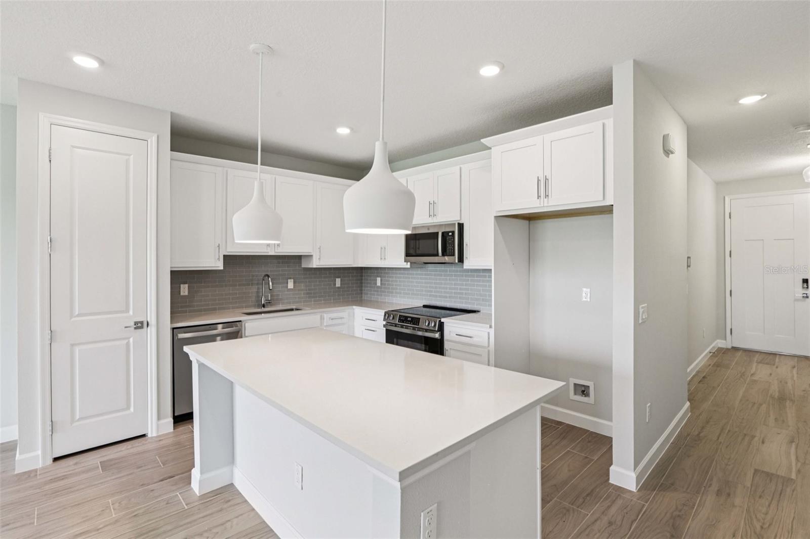 7558 DEER VALLEY CIRCLE — photo 9