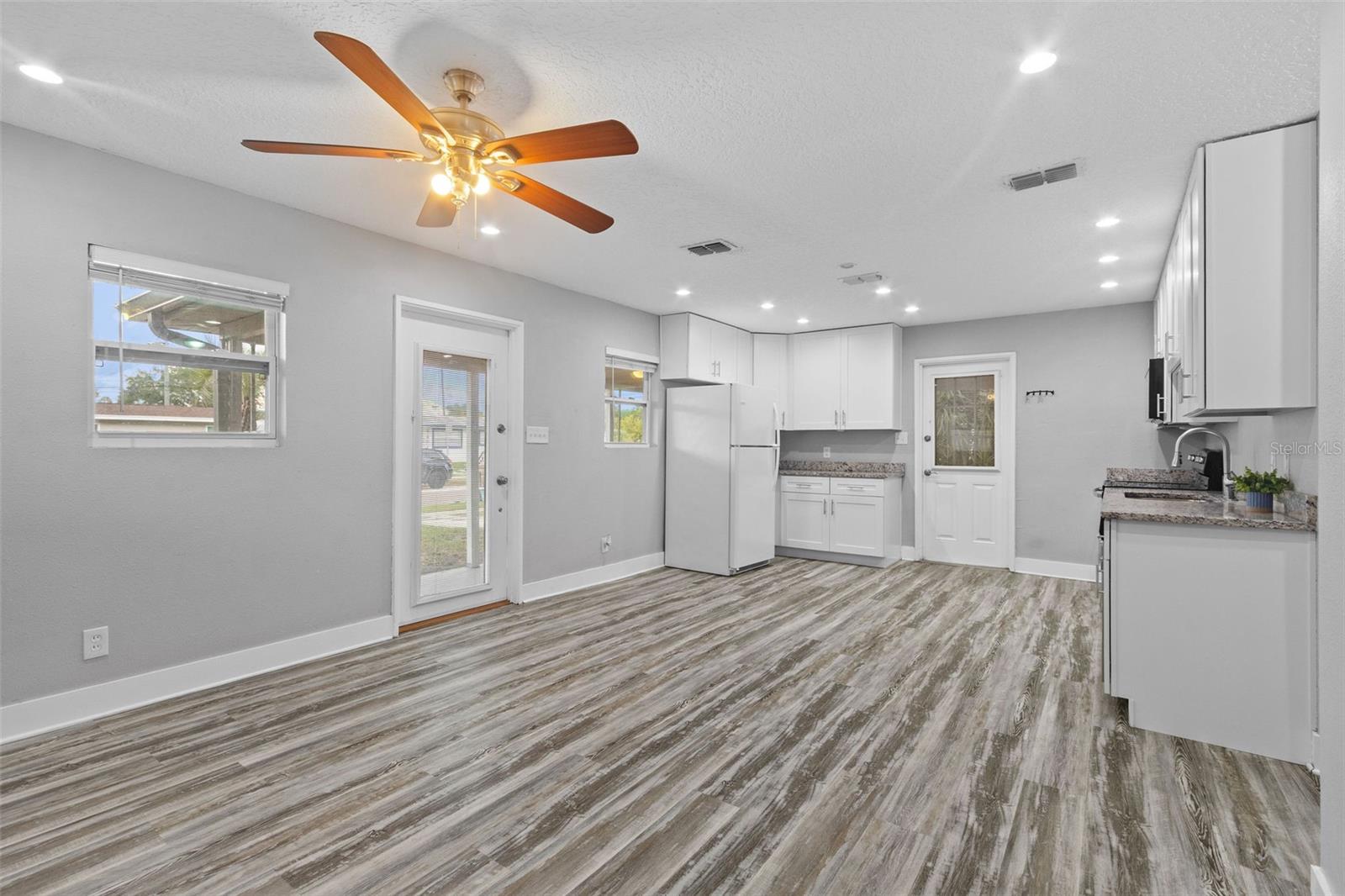 4402 W TRILBY AVE — photo 5