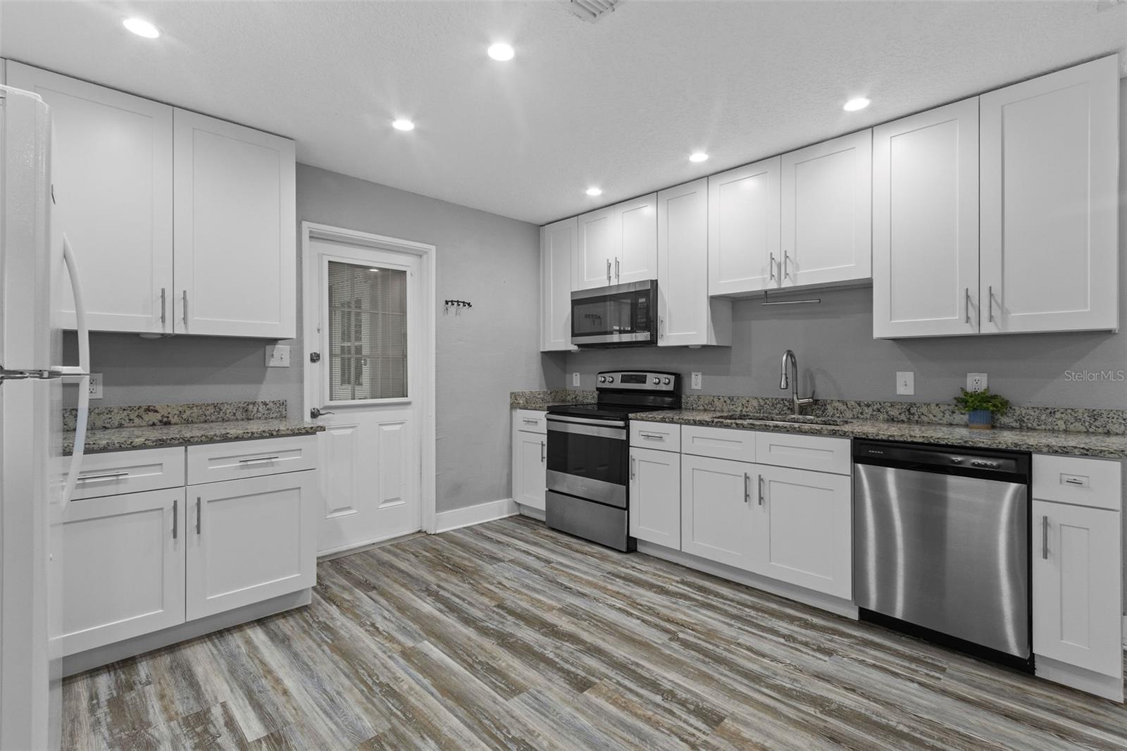 4402 W TRILBY AVE — photo 6