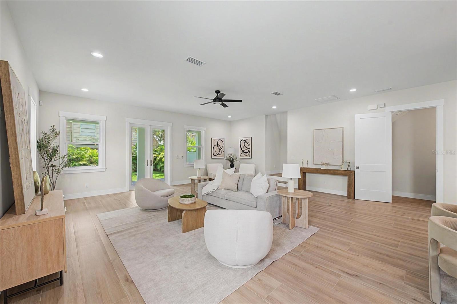 110 S ARRAWANA AVE #1 — photo 12