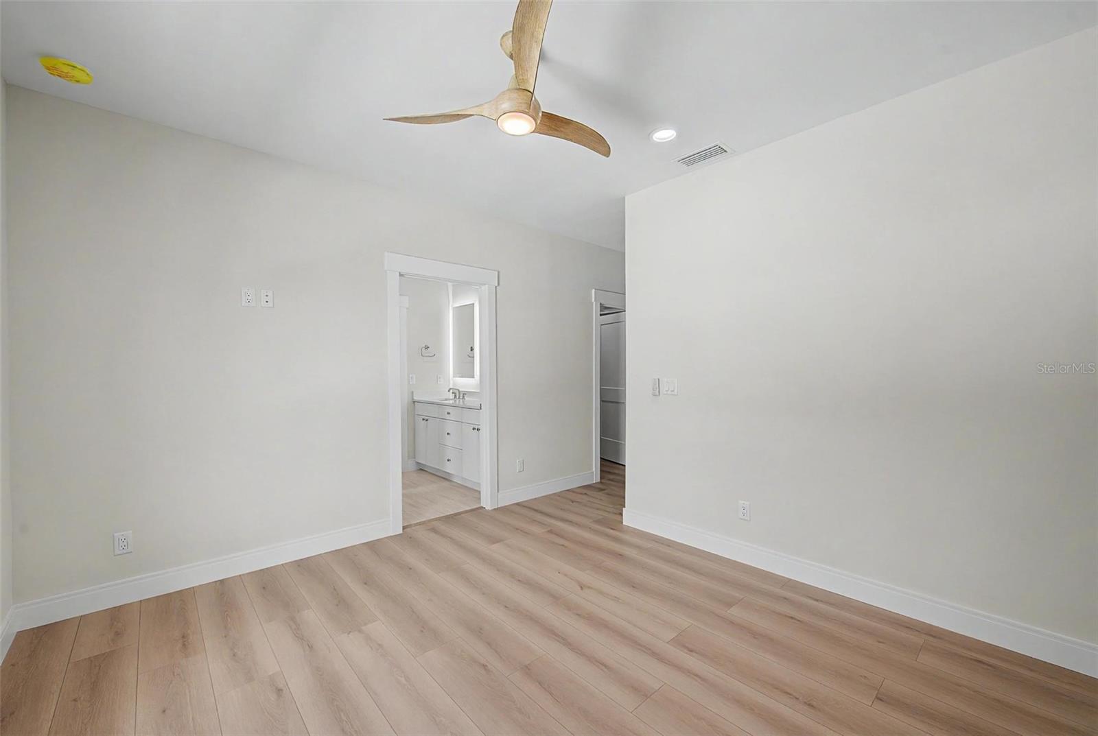 110 S ARRAWANA AVE #1 — photo 36